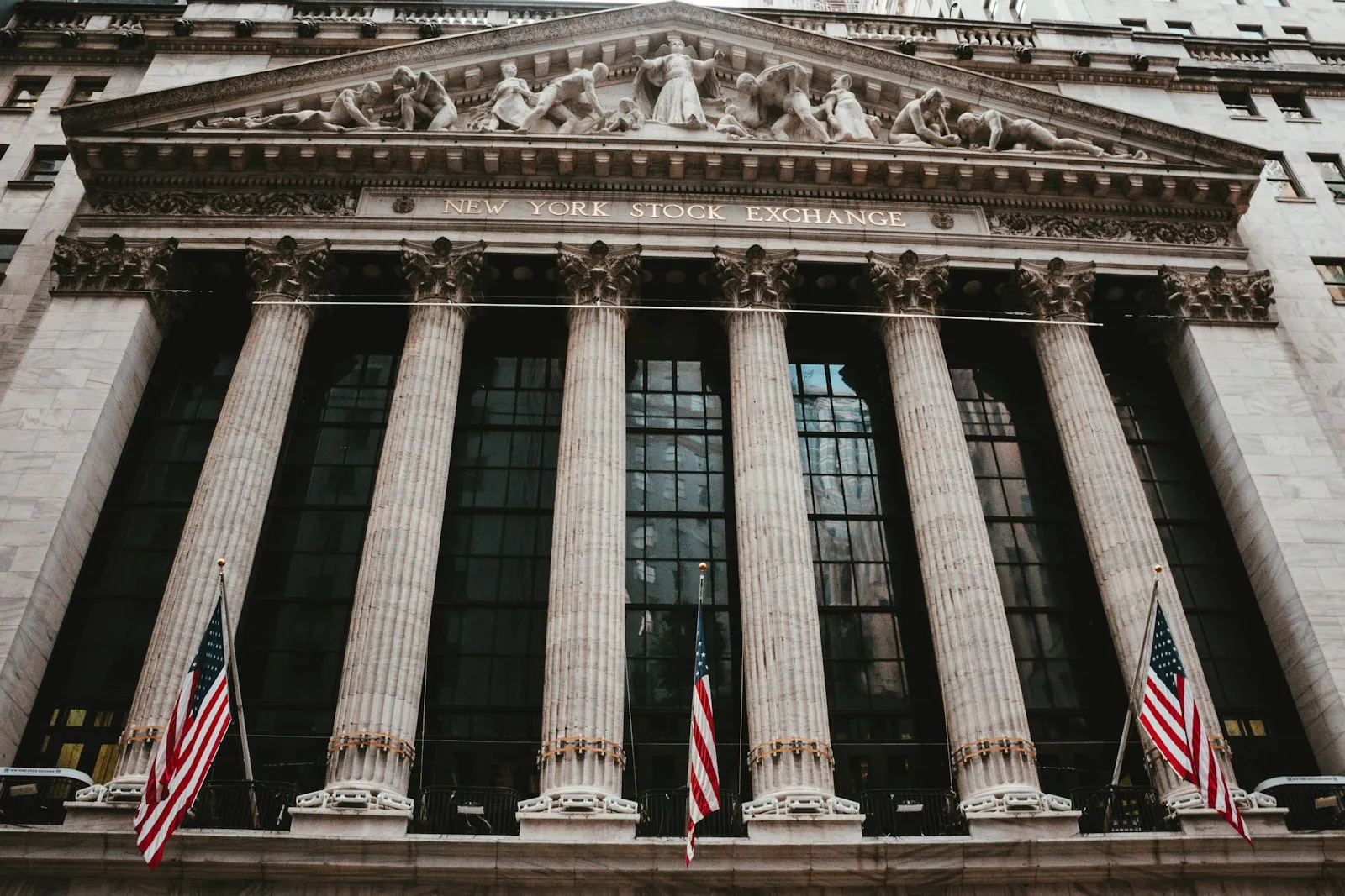The S&P 500 Won't Bend Its Profit Rule for AI: Passive Money Becomes a Hard Gate on the Valuation Story